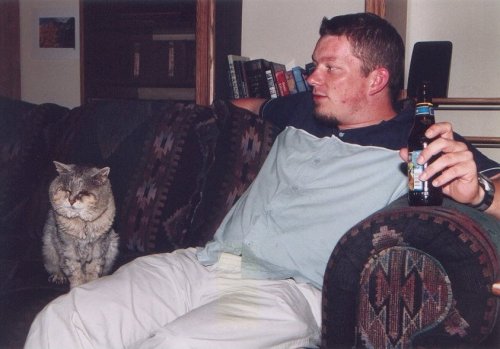 Here is Per trying an American beer while Tommy Fat Cheeks waits patiently for a cheek scratchin'.
