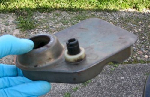 Underside of breather showing PCV (positive crankcase ventilation) valve, part number 022 115 542.  Again, home-made gasket between breather and white retaining nut.
